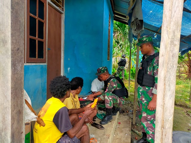 Pelayanan Kesehatan Door to Door Satgas Yonif 126/KC Kepada Warga Papua