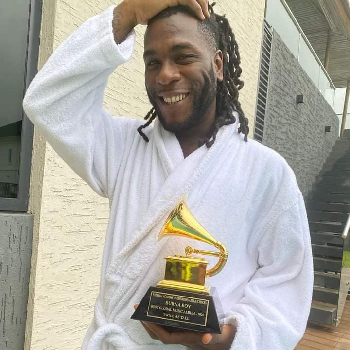 Burna Boy Apokea Tuzo Yake ya Grammy