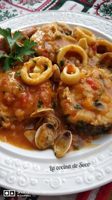 Cómo hacer cazuela de merzlua con gambas y almejas paso a paso.