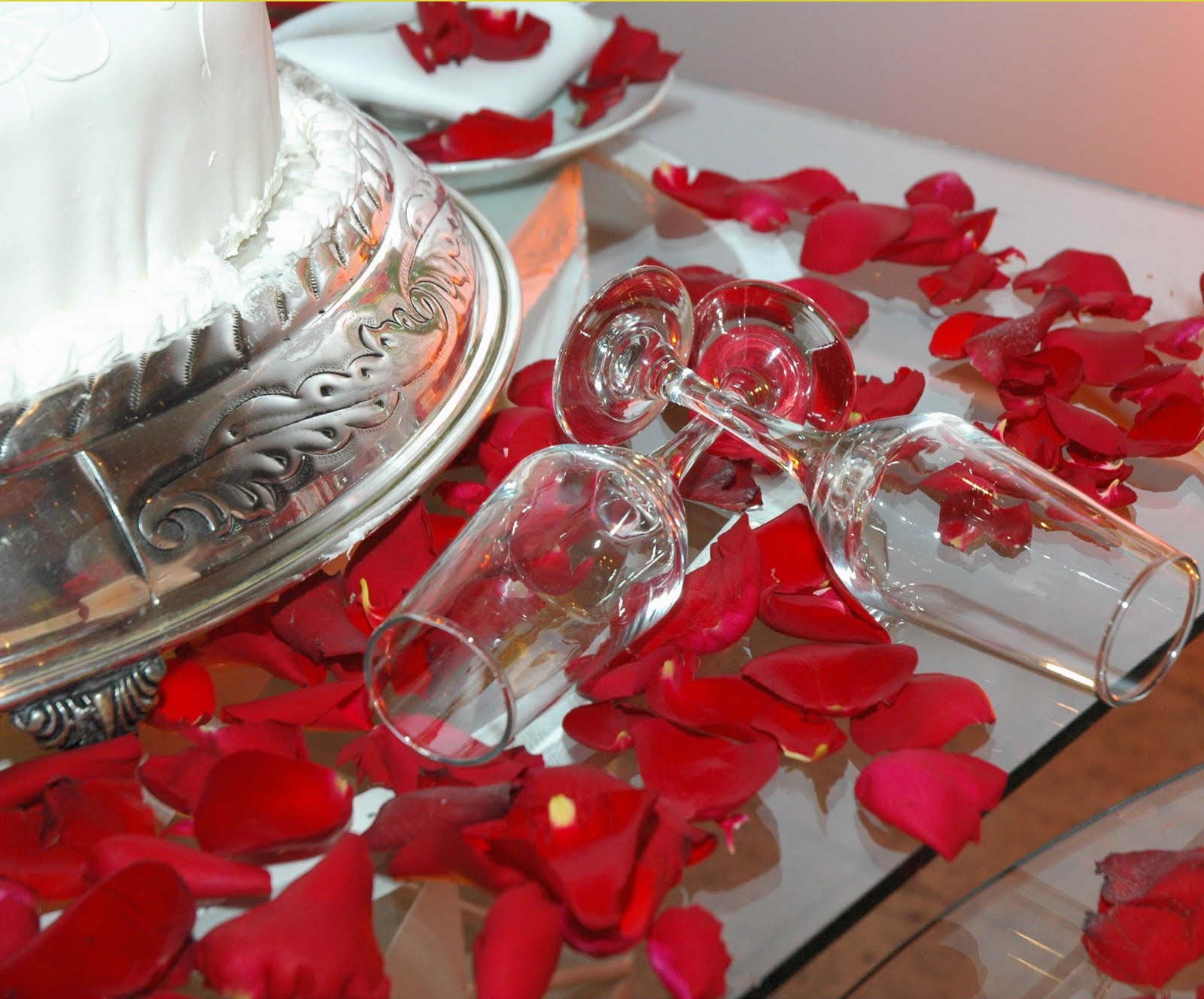 hibiscus wedding table decor