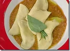 Ravioloni alla ricotta forte con gazpacho di peperoni