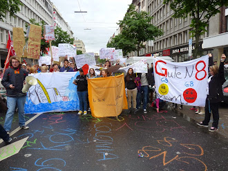 Schülerinnen und Schüler mit Transparenten.