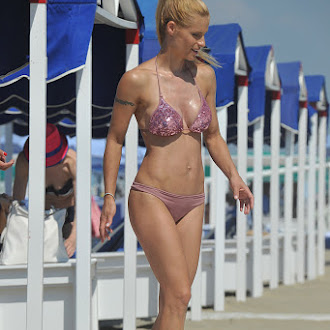 Michelle_Hunziker_Bikini_Candids_in_Forte_dei_Marmi_July_10_2016_25.jpg