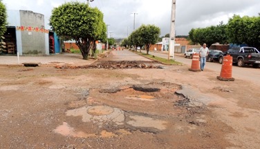 Chuvas prejudicam reparos na Av. Castelo Branco em Rosário Oeste