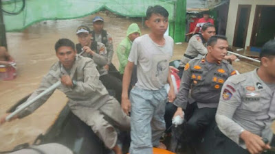 Personel Polri -TNI Bantu Evakuasi Warga Korban Banjir dan Tanah Longsor