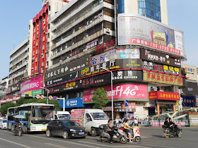 vehicles waiting at the intersection of Chezhan Road and Jianshe North Road in Xiangtan