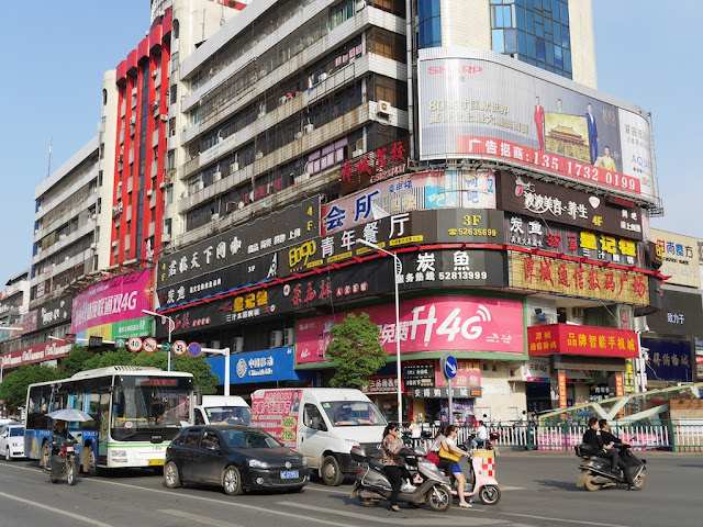 vehicles waiting at the intersection of Chezhan Road and Jianshe North Road in Xiangtan