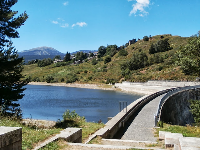 La presa y el pueblo de Puyvalador