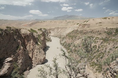 Der Fluss Naryn hat sich tief in die Landschaft eingegraben