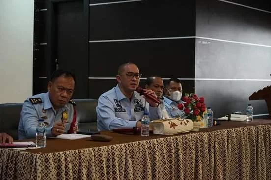 Kepala Kantor Wilayah Kemenkumham Sulawesi Utara Ronald Lumbuun mengawali kinerjanya dengan memberikan arahan kepada seluruh jajaran Kanwil Kemenkumham Sulut Senin (02/01). (Foto istimewa)