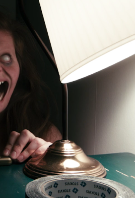 Uma mulher é assombrado por uma criatura que só aparece quando as luzes se apagam. A adaptação para o cinema produzido por James Wan (Invocação do Mal, Jogos Mortais), do curta-metragem de 2013, Lights Out, de David Sandberg.
