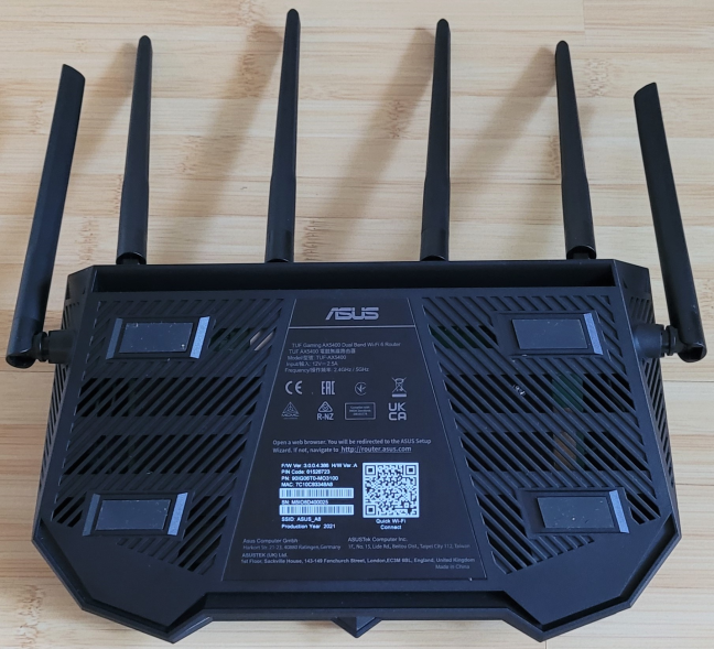 Non ci sono fori per il montaggio del router sulle pareti