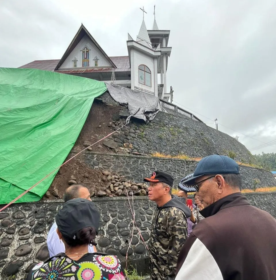 Bupati Minsel Franky Donny Wongkar SH gerak cepat meninjau lokasi tanggul GMIM Bukit Zaitu Tewasen yang longsor akibat hujan deras. (Foto istimewa)