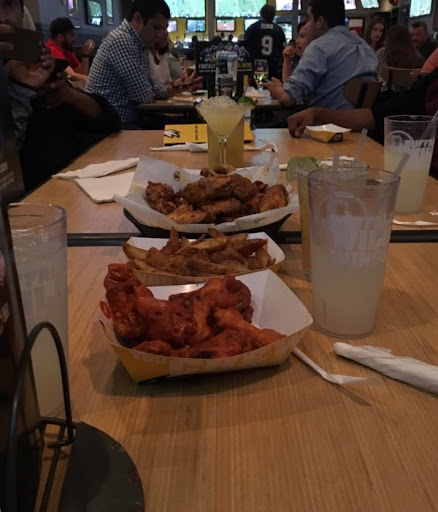 Chicken Wings Restaurant «Buffalo Wild Wings», reviews and photos, 6629 San Dario Ave, Laredo, TX 78041, USA