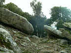 HINTERLAND Ikaria 22: The trail between two boulders