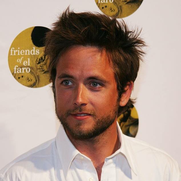 Justin Chatwin Awesome Profile Pics