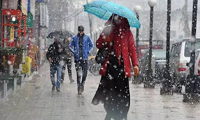 Chill grips Kashmir as rains lash plains, snowfall in upper reaches of Kashmir