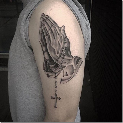 rezando_el_tercero_en_tonos_de_gris_en_el_brazo rezando_el_tercero_en_tonos_de_gris_en_el_brazo