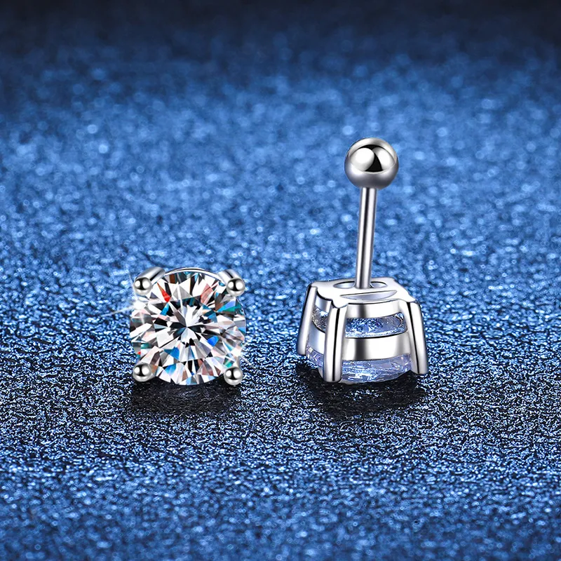 Boucles d'oreilles à vis en argent sterling et moissanite à quatre griffes, un éclat sublime et une fixation sécurisée pour un port quotidien.