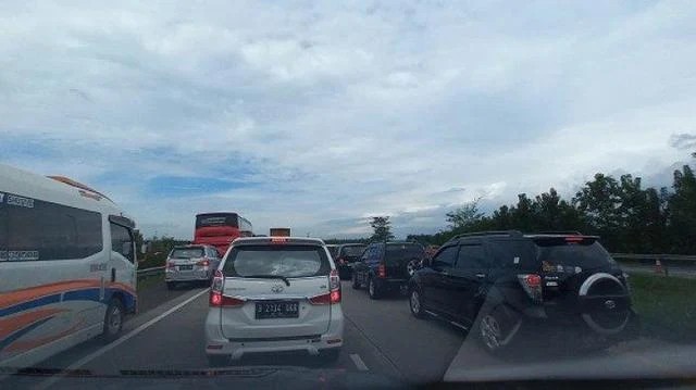 One Way Diberlakukan di Tol Cikampek, Akses Masuk ke Arah Jakarta Ditutup