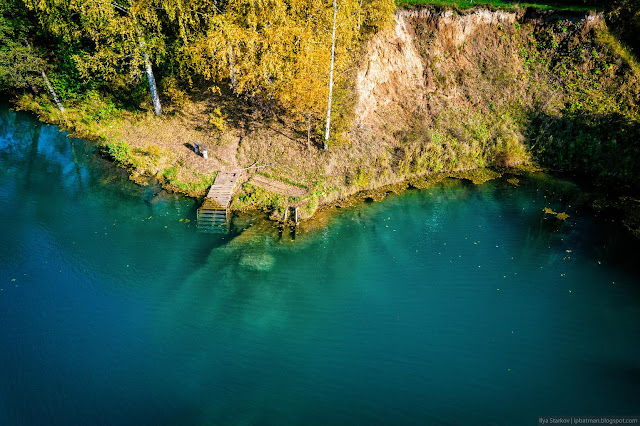 Озеро с бирюзовой водой осенью