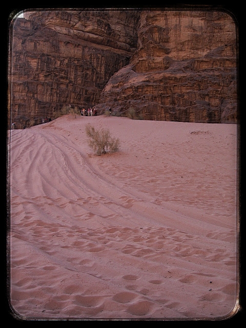 Recorriendo a pie el desierto de Wadi Rum - Senderismo en Petra y Wadi Rum (12)