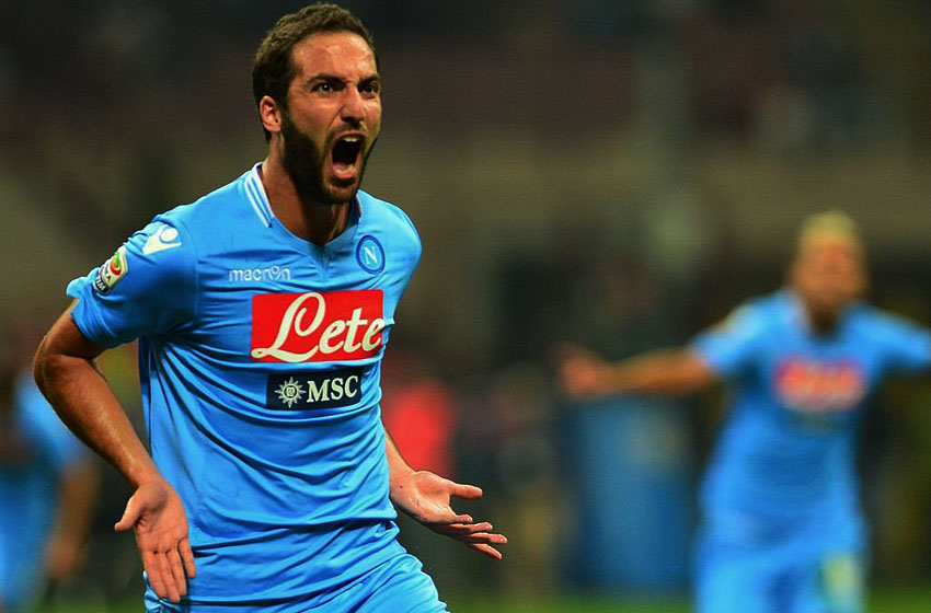 Gonzalo Higuaín celebra un gol con el Nápoles en la Serie A