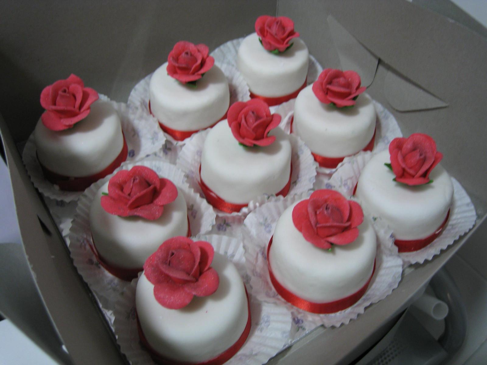 mini wedding cakes