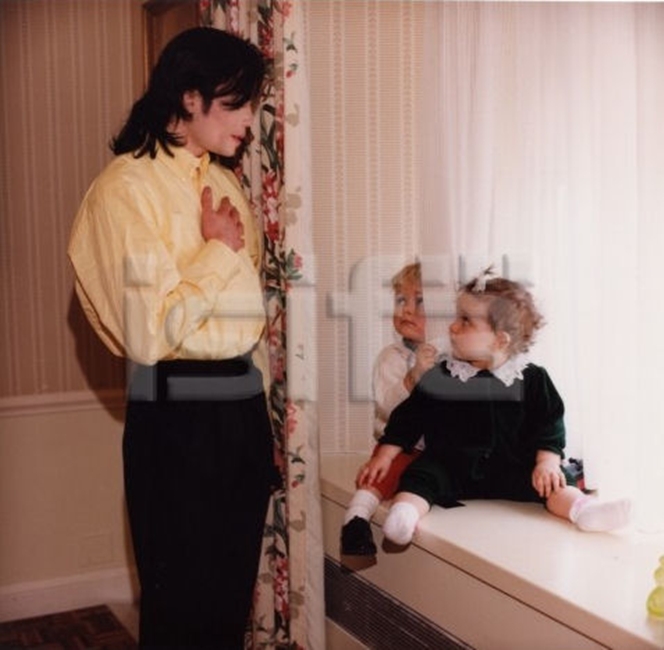 Ensaio fotográfico especial de Michael com Prince e Paris Is23538873Michael%252C%2520Prince%252C%2520Paris%2520and%2520Omer%25201999