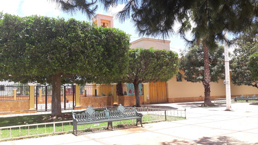 San Pedro Apostol, Río de las Jacarandas, Jardines de Tepa, 47680 Tepatitlán de Morelos, Jal., México, Iglesia cristiana | JAL