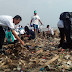 Peduli Lingkungan, Ratusan Relawan Bersihkan Pantai Cirebon Dari Sampah Plastik