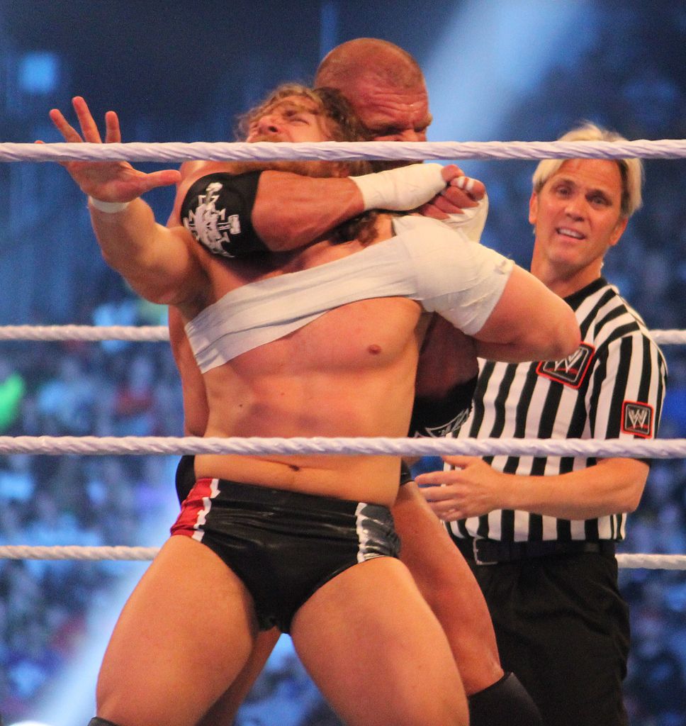 파일:external/upload.wikimedia.org/968px-Triple_H_uses_a_crossface_chickenwing_at_WM30.jpg