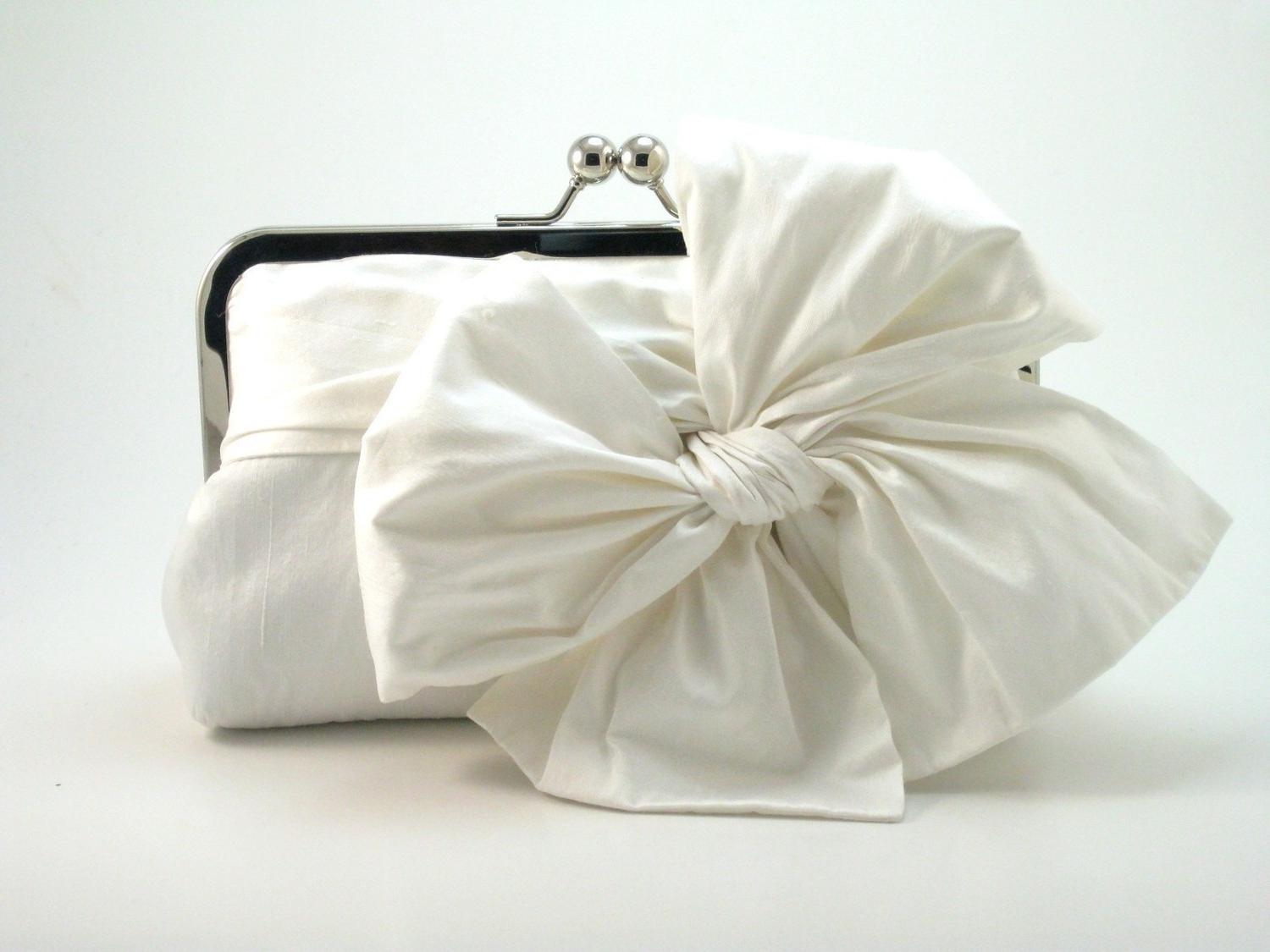 Classic Bow - Snow White Bridal Clutch. From DavieandChiyo