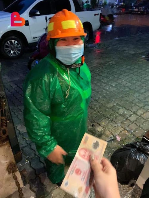 Chị lao công đi làm qua thấy đoàn mình đang soạn đồ để ủng hộ Miền Trung. Không ngại ngần chị vào ủng hộ luôn 200 nghin nhờ mua đồ chuyển đến tay bà con. 200 nghìn này có thể là cả ngày công lao động của chị, là tiền học thêm 1 tháng của con chị, là rất nhiều sáng mờ sương dậy sớm hay đêm muộn tảo tần. Nhưng chị quyết dành lại cho bà con miền Trung ruột thịt đang oằn mình vì bão lũ. Lá lành đùm lá rách, lá chưa lành cũng đùm lá rách... Nề hà chi người Việt mình <3 Cre: VIETNAMOI-TiK- #Beatvn