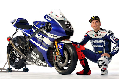 Jorge_Lorenzo_Yamaha_Factory_Racing_YZR-M1_2011_01_1200x800