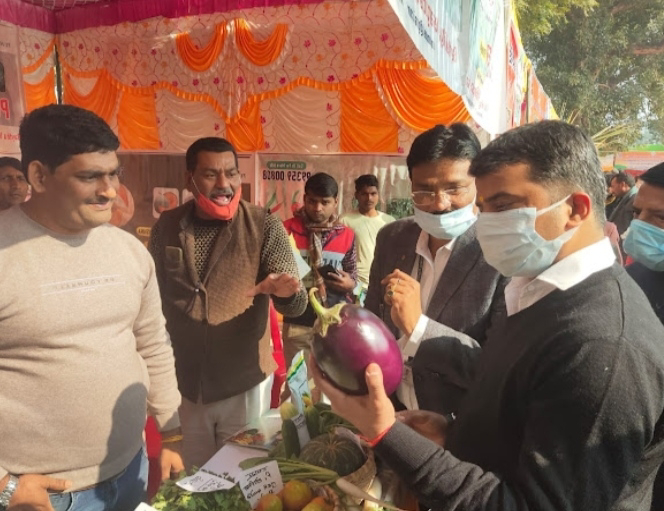 डीएम ने पूर्व प्रधानमंत्री स्व0 चौधरी चरण सिंह के जन्म दिवस पर किसान सम्मान दिवस के आयोजन का दीप प्रज्वलित कर किया शुभारंभ