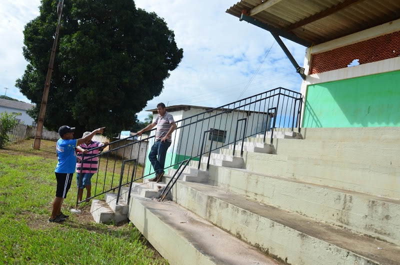 Coordenador de Esporte e Lazer acompanha reparos no Estádio Municipal.