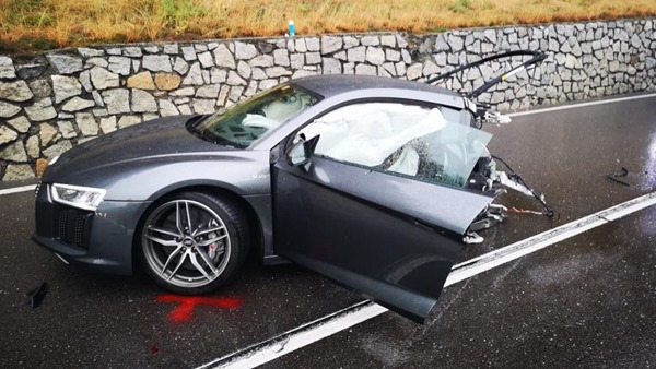 a7816dab-audi-r8-massive-crash-1