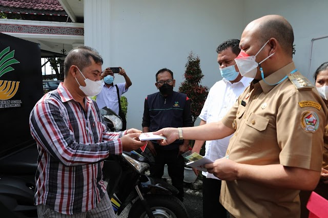 Bupati Tapanuli Utara Serahkan Bantuan Atensi Khusus Penyandang Disabilitas Yang Berwirausaha