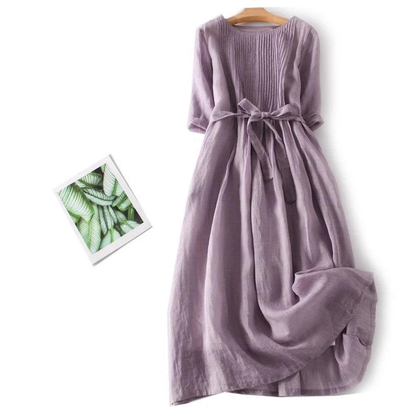 Künstlerisches, schlankmachendes, violettes Retro-Kleid aus Ramie mit Schnürung und 34-Ärmeln und Rundhalsausschnitt