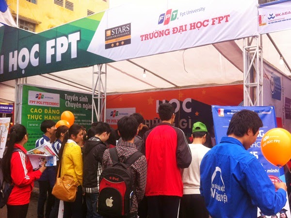 Gian hàng của FPT Polytechnic Hà Nội thu hút lượng học sinh tham quan đông đảo/