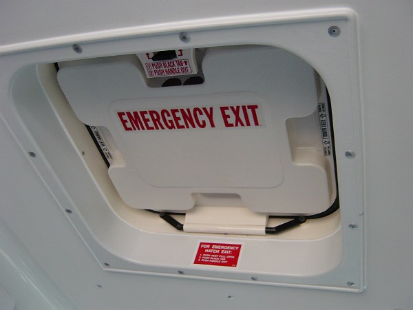 파일:external/i0.wp.com/29-1385717252-volvo-emergency-exit-roof.jpg