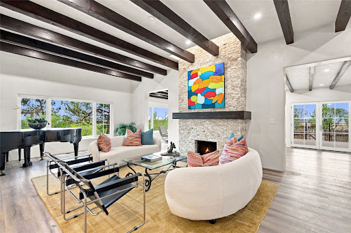 House purchase in Santa Fe (United States) - Living room with piano and modern fireplace