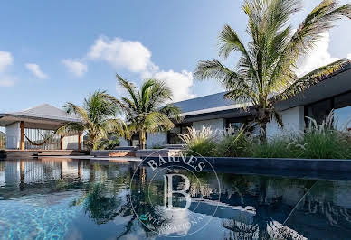 Villa avec piscine et terrasse 1