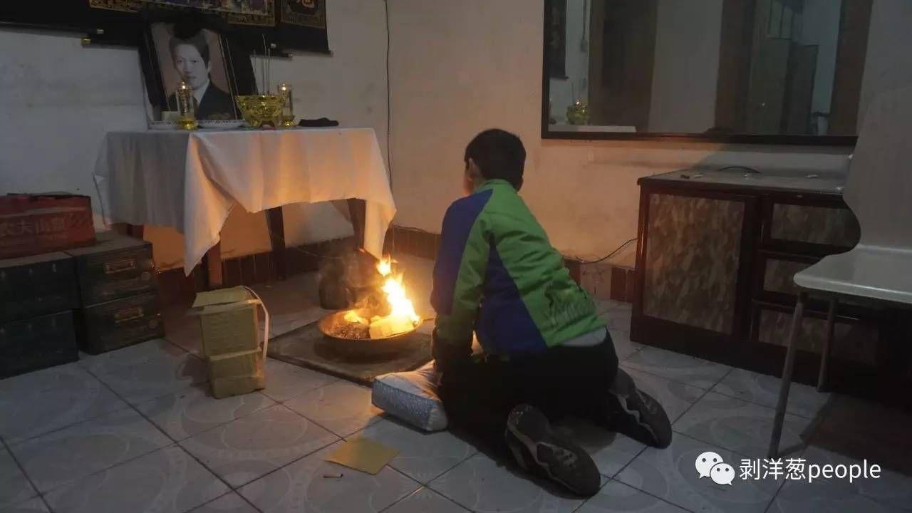 汉砍头事件始末 12岁儿子跪为父亲烧纸