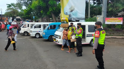 Berikan imbauan Protokol Kesehatan, Sat Samapta Polres Klungkung Hadir Di Pasar Galiran