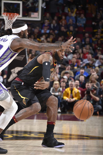 LeBron James Changes Shoes Three Times as Cavs Beat Kings