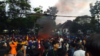 Mahasiswa Copot Kawat Berduri, Aksi di Depan Gedung DPRD Jawa Barat Memanas Jelang Azan Magrib