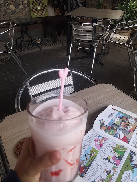 strawberry milkshake enak