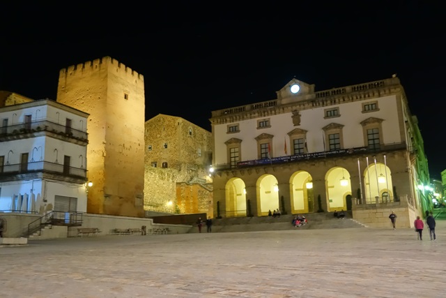 Cáceres capital. Recorrido de noche por el casco histórico iluminado. - Recorriendo Extremadura. Mis rutas por Cáceres y Badajoz (4)